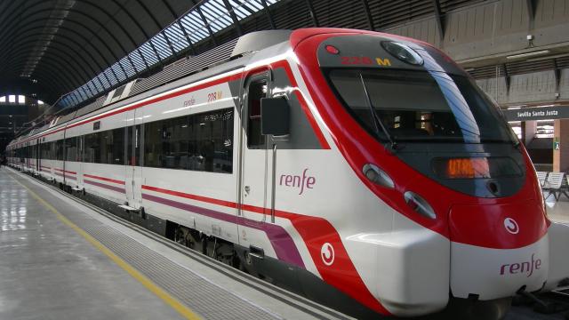 Un tren de Cercanías en Santa Justa.