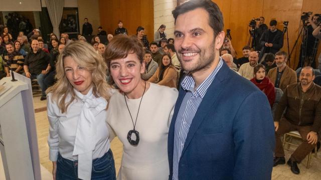 Yolanda Díaz, Marta Lois y el portavoz de la comisión promotora de Sumar Galicia, Paulo Carlos López, el miércoles durante la presentación de la candidatura en Galicia.