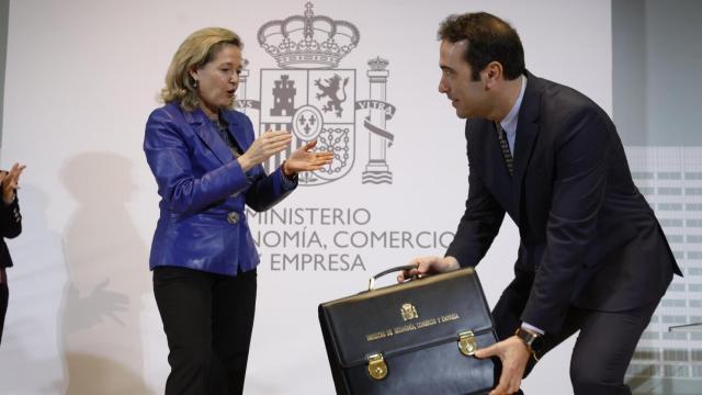 El ministro de Asuntos Económicos, Carlos Cuerpo, bromea con la ya exvicepresidenta, Nadia Calviño, durante la entrega de la cartera ministerial.
