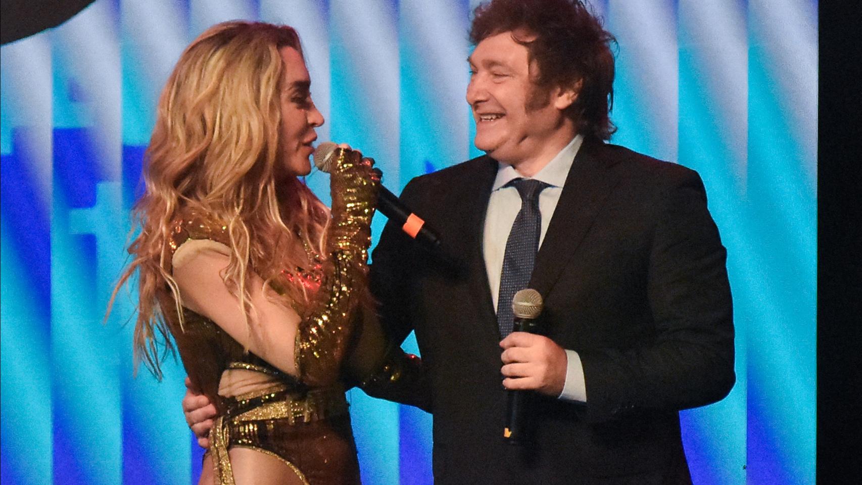 Javier Milei con su novia Fátima Flórez sobre el escenario