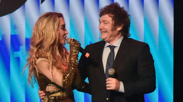 Javier Milei con su novia Fátima Flórez sobre el escenario