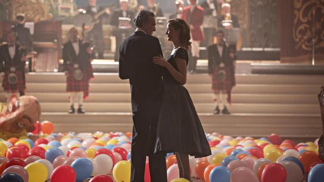 Fotograma de El hilo invisible, de Paul Thomas Anderson. Fin de fiesta.