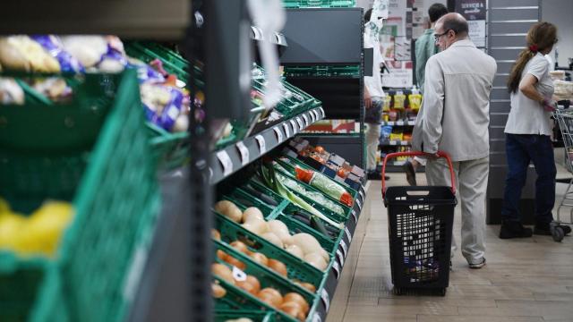 Varios ciudadanos en un supermercado.