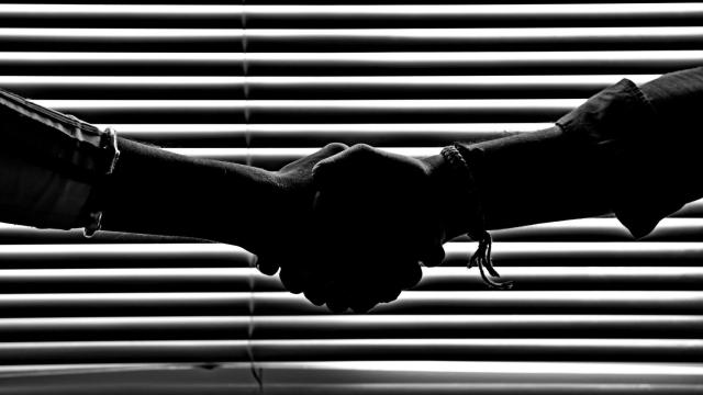 Dos personas saludándose.