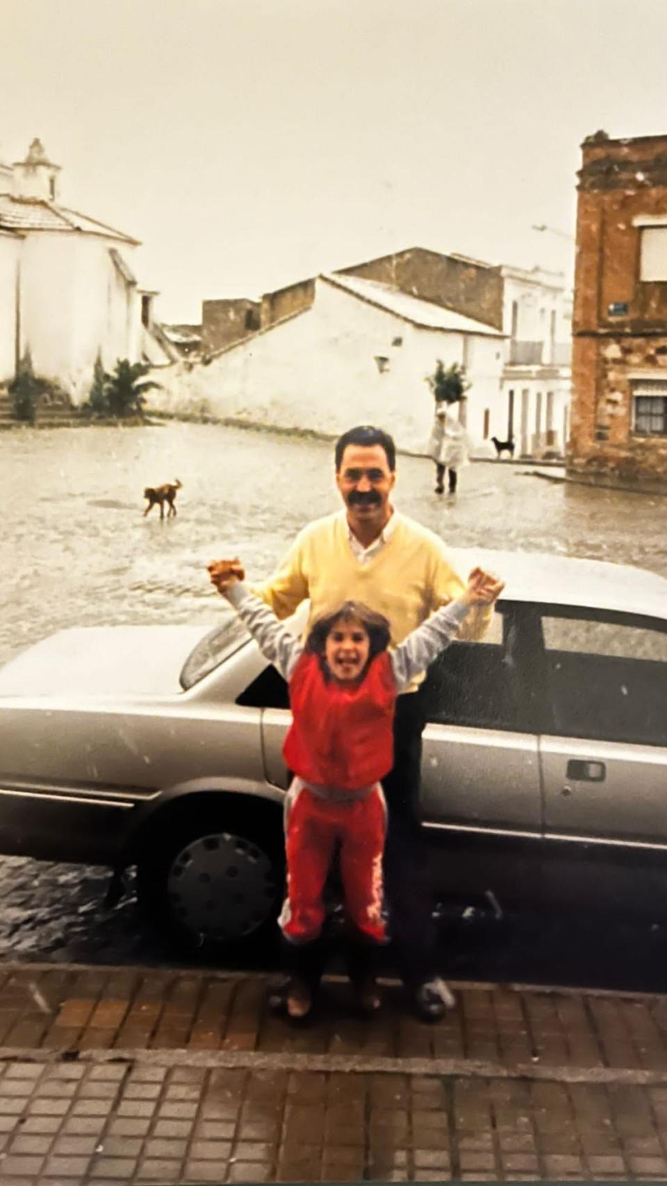 Carlos Bodi y su padre en el Valle de La Serena en 1987.