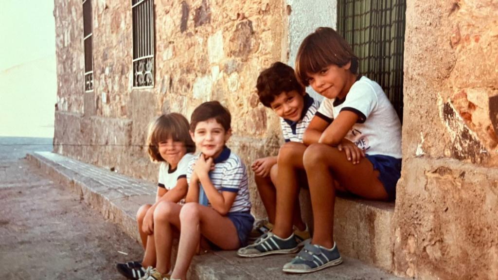 Carlos Bodi de niño (abajo izquierda).