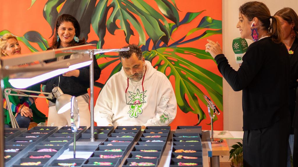Manuel León, junto a su mujer Celia Macías, el día de la presentación de la colección de pendientes en su estudio.