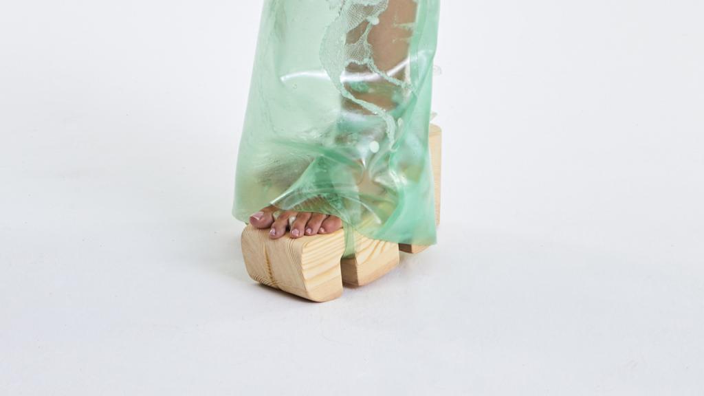 Los zapatos de materiales biodegradables.