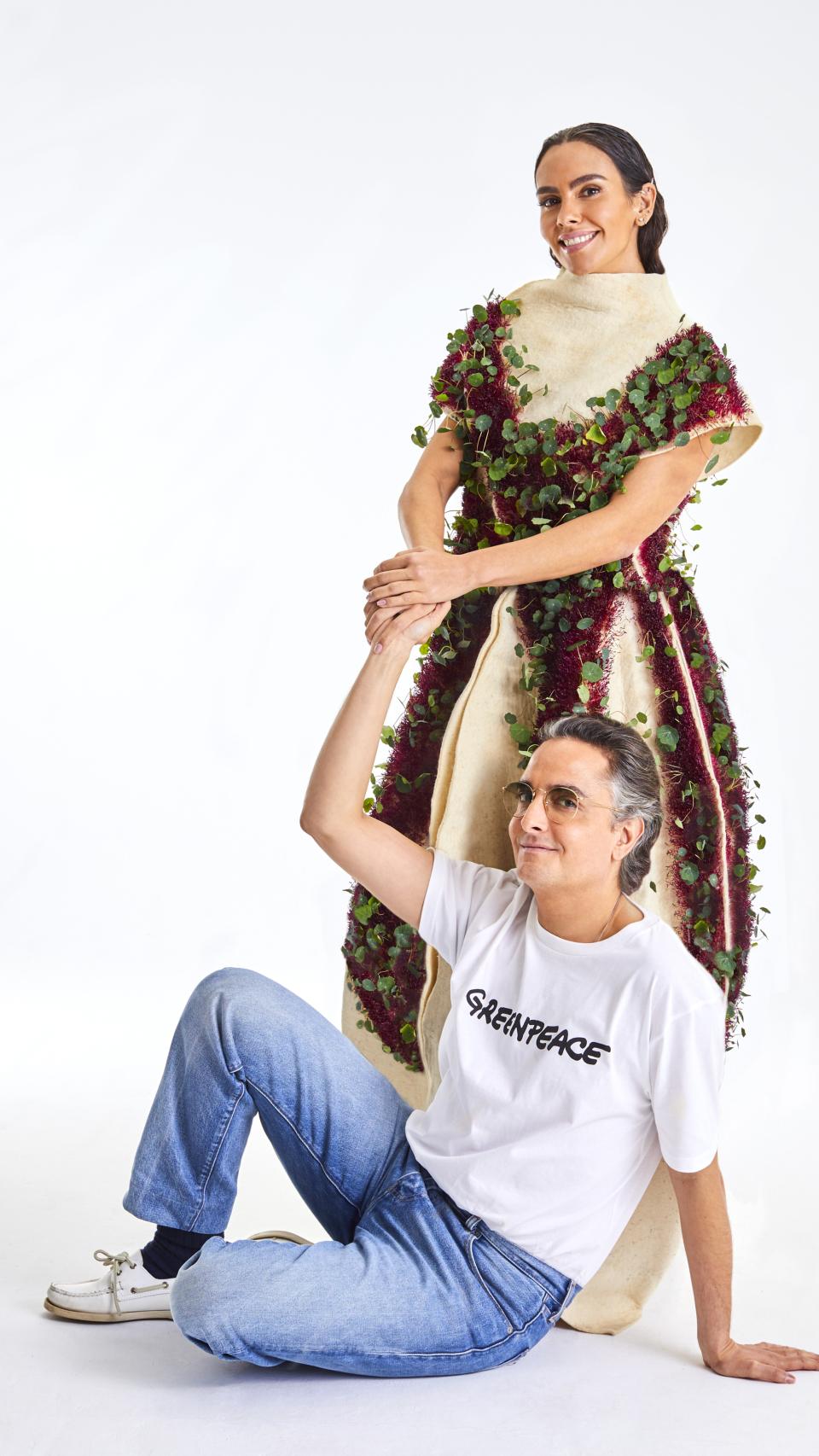 Cristina Pedroche junto a su estilista, Josie, posando ante la cámara.