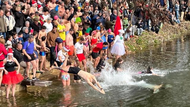 Tradicional baño de fin de año en el río Bullaque: Fotos: Diputación de Ciudad Real.
