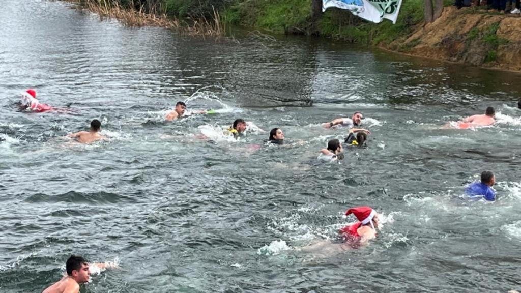 Varios de los bañistas en las gélidas aguas del Bullaque.