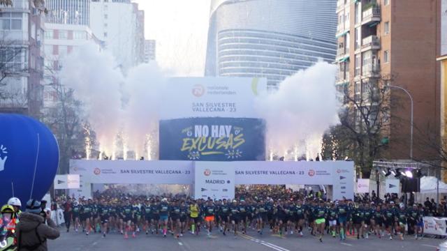 Salida de una de las oleadas de la Nationale-Nederlanden San Silvestre Vallecana popular 2023