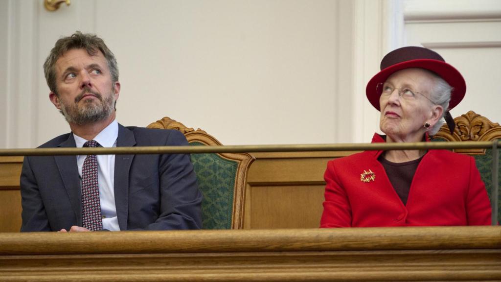 Margarita II de Dinamarca junto a su hijo en un acto institucional en Copenhagen, en 2021.