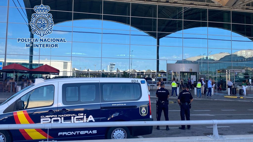 La Policía Nacional, en el aeropuerto de Alicante, en una imagen de archivo.