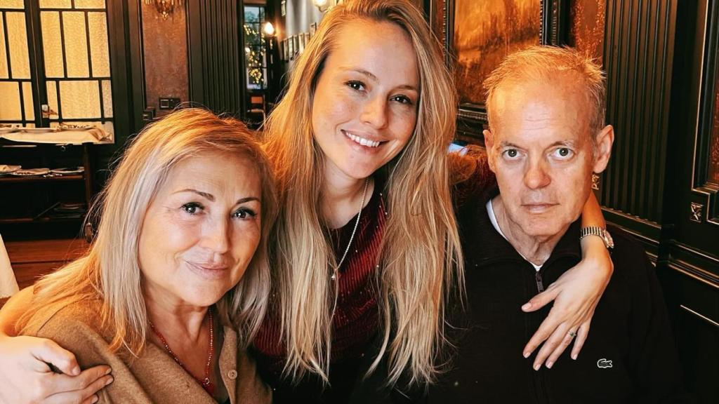 Esmeralda Moya junto a sus padres en una fotografía de sus redes sociales.