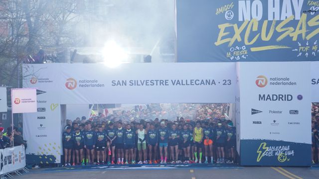 Los corredores preparados para salir en una de las oleadas de la Nationale-Nederlanden San Silvestre Vallecana