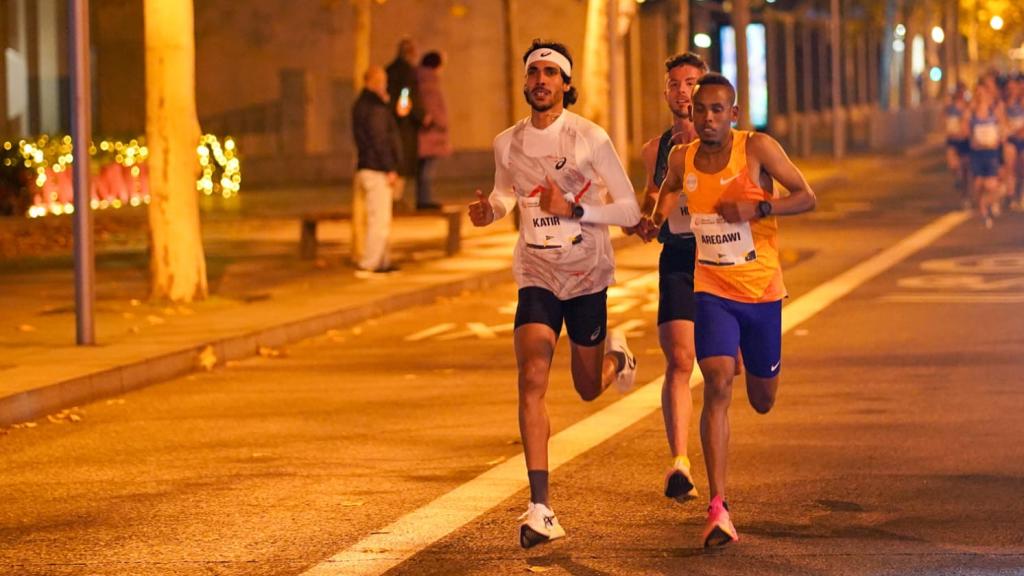 Berihu Aregawi corre junto a Mo Katin en la Nationale-Nederlanden San Silvestre Vallecana 2023