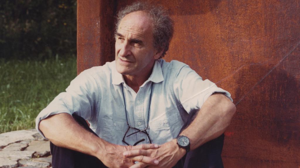 Eduardo Chillida con 'Topos V' en Zabalaga. Foto: Archivo Eduardo Chillida. Cortesía de la Sucesión Eduardo Chillida y Hauser & Wirth