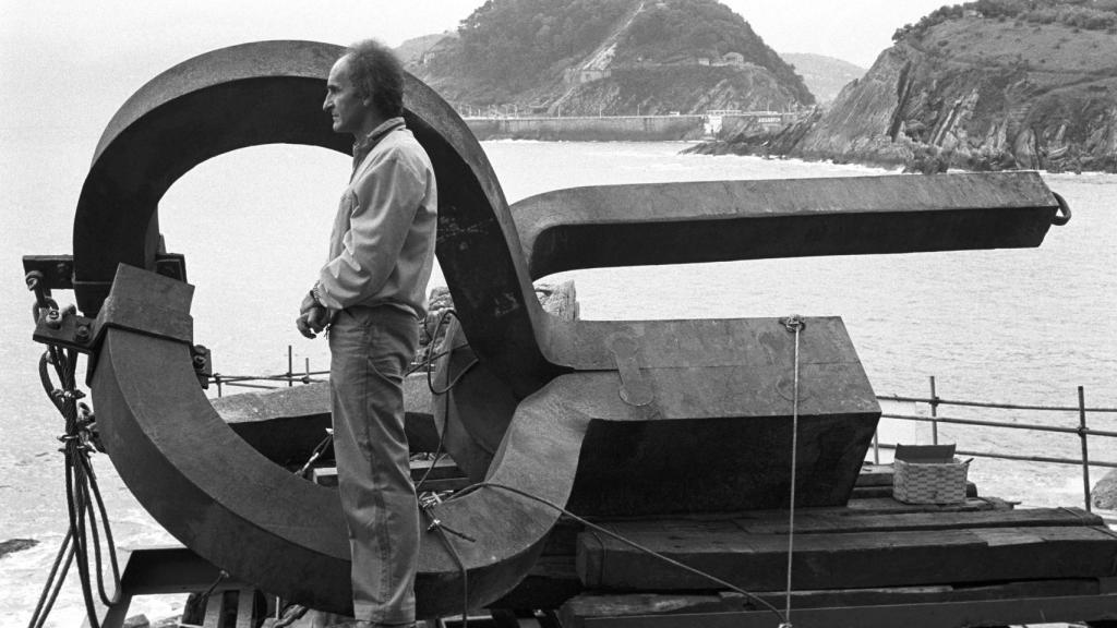 Eduardo Chillida durante la colocación del 'Peine del Viento', en 1977. Foto: Jesús Uriarte