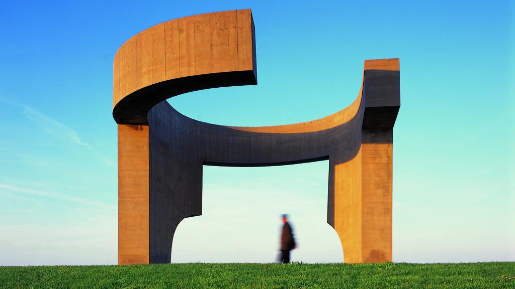 Eduardo Chillida: 'Elogio del horizonte', 1989. Foto: Alejandro Braña. Cortesía de la Sucesión Eduardo Chillida y Hauser & Wirth