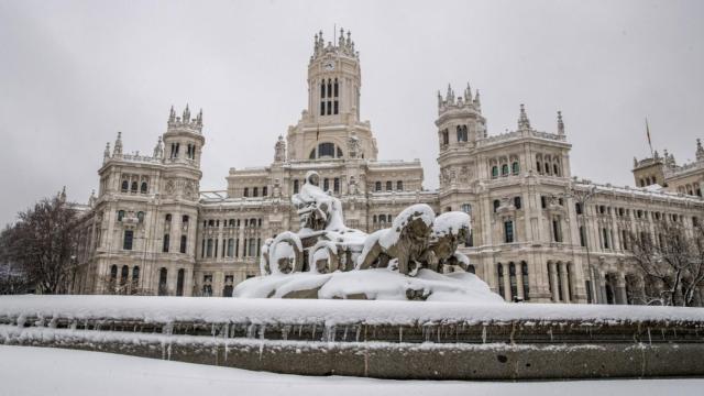 La Plaza de Cibeles, envuelta en un manto blanco de nieve.