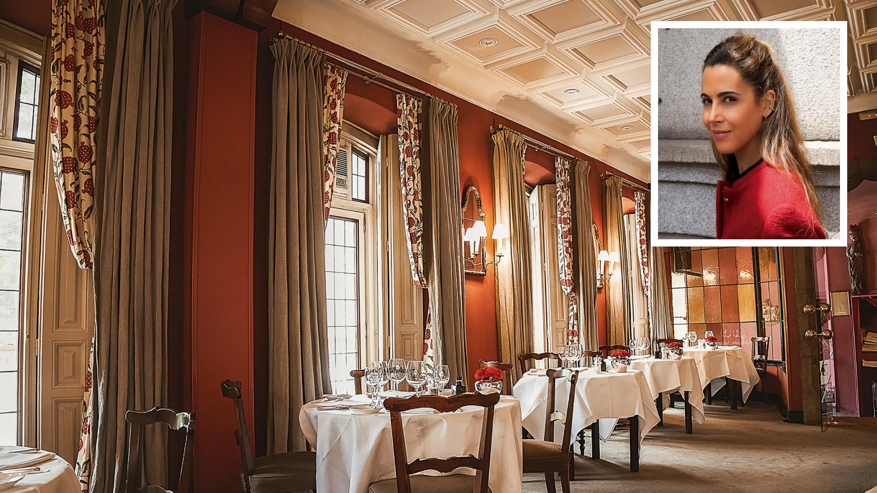 Elisabeth Horcher junto a una imagen de su restaurante.
