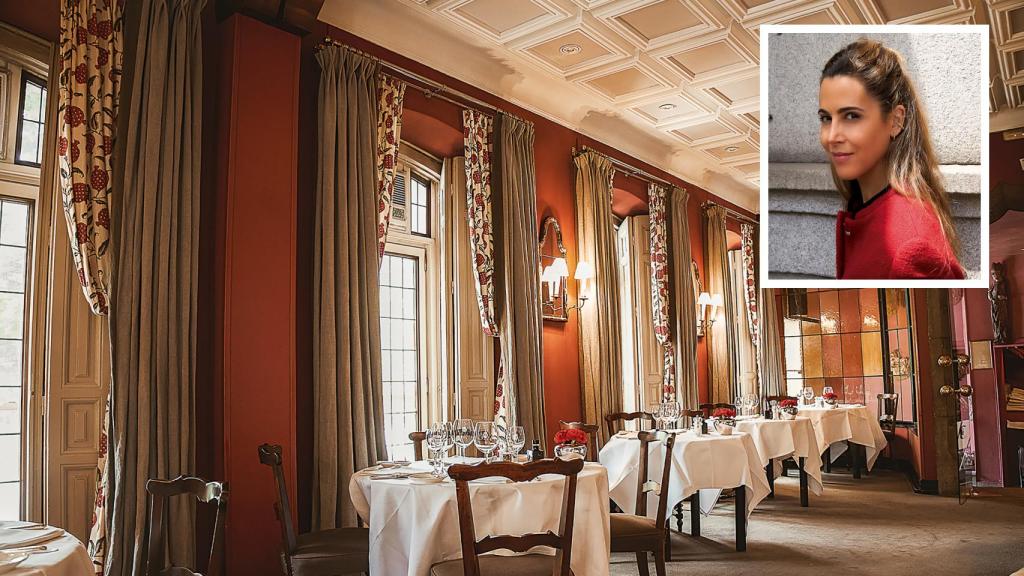 Elisabeth Horcher junto a una imagen de su restaurante.