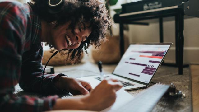 Una mujer feliz escuchando música.