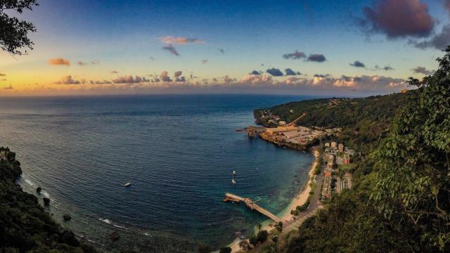 Vista de Flying Fish Cove en la isla de Navidad (Kiribati).