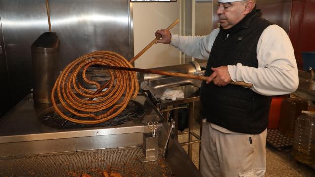 Jaime Rubio prepara churros en la Churrería Jardinillos dentro del parque del mismo nombre en Palencia
