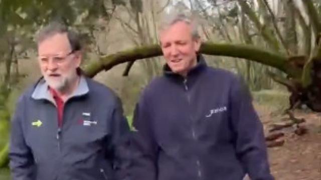 Alfonso Rueda y Rajoy durante la caminata.