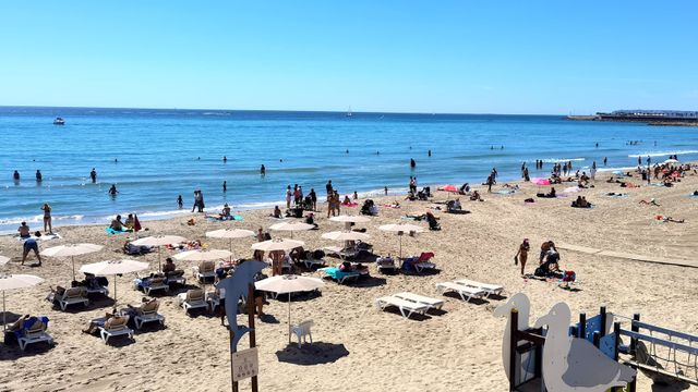 Vista de la playa del Postiguet en Alicante, uno de los diez destinos más buscados en 2023.
