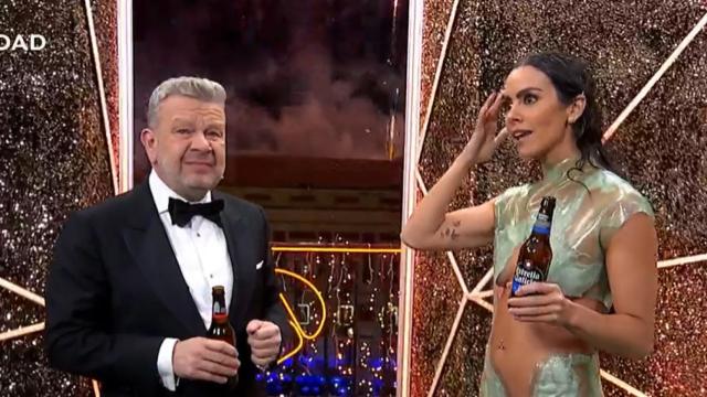 El accidente de Cristina Pedroche en las Campanadas de Antena 3: pierde en directo el collar que llevaba