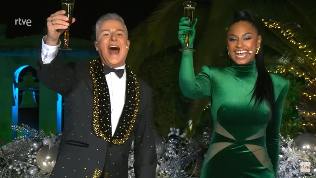 La metedura de pata de los presentadores de TVE en las campanadas de Canarias que atrasó las uvas