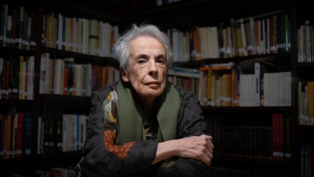 La fotoperiodista Isabel Steva, también conocida como Colita, posa antes de recibir el Premi Ofici de Periodista, el 6 de noviembre de 2023.