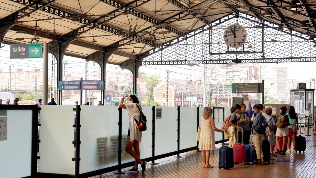 Viajeros en la Estación de Tren de Valladolid en imagen de archivo