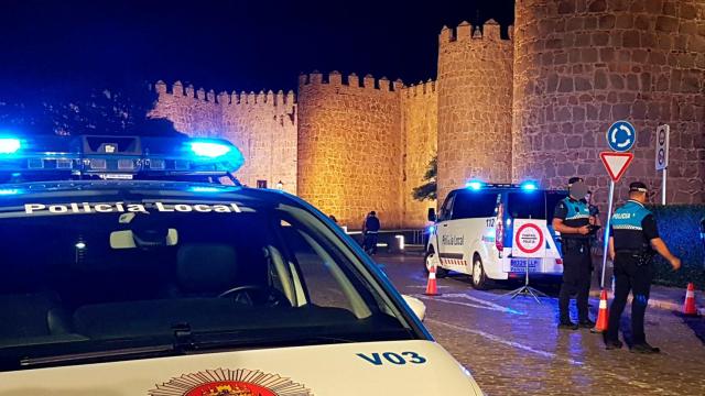 Varios agentes y vehículos de la Policía Local de Ávila. Foto: Emergencias Ávila.