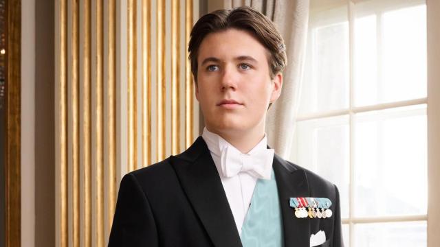 Retrato oficial de Christian de Dinamarca por su 18 cumpleaños.