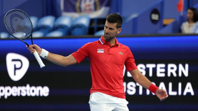 Novak Djokovic hace un gesto de disconformidad en la United Cup.