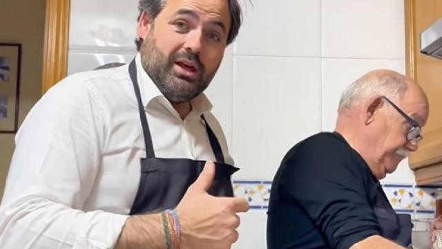 Paco Núñez cocinando junto a su padre por Año Nuevo.