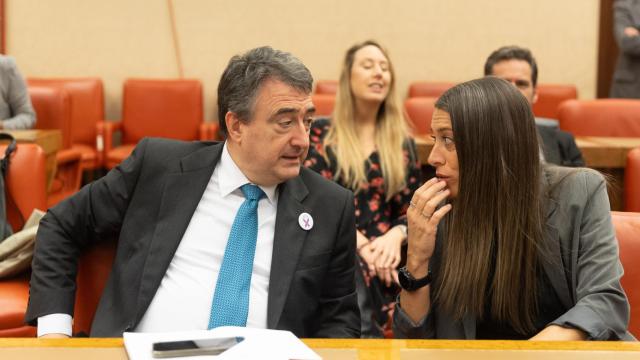 El portavoz del PNV en el Congreso, Aitor Esteban, y la diputada y portavoz de Junts, Miriam Nogueras, en el Congreso.