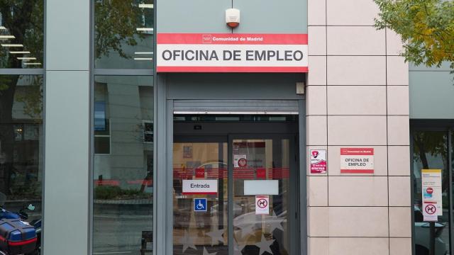 Entrada de una oficina de empleo.