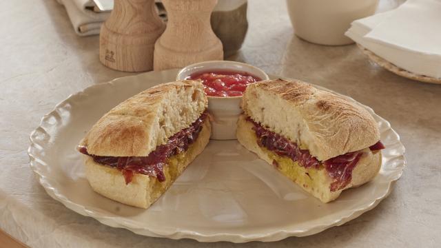 El chef Dani García reparte este miércoles mollete de jamón con tomate.