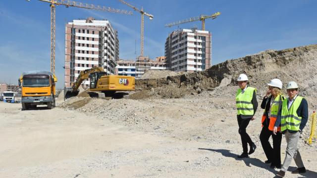 La delegada de Obras y Equipamientos, Paloma García Romero (en el centro), y el alcalde de Madrid, José Luis Martínez-Almeida (derecha), el pasado marzo en las obras del ámbito Mahou-Calderón.