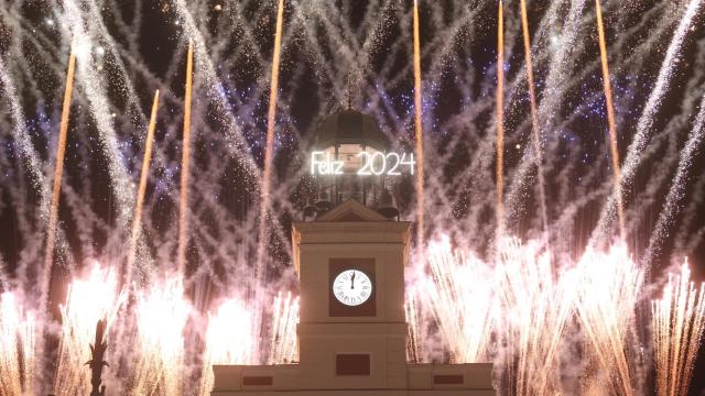 Imagen del reloj de la Puerta del Sol mostrando los primeros segundos de 2024.