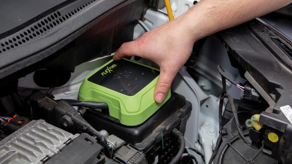 La caja del kit de conversión de Flex Fuel se instala fácilmente