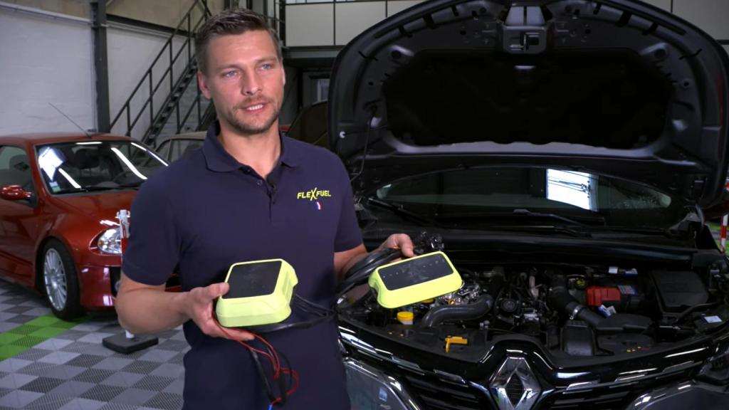 Un técnico de FlexFuel con los dos tipos de cajas de conversión