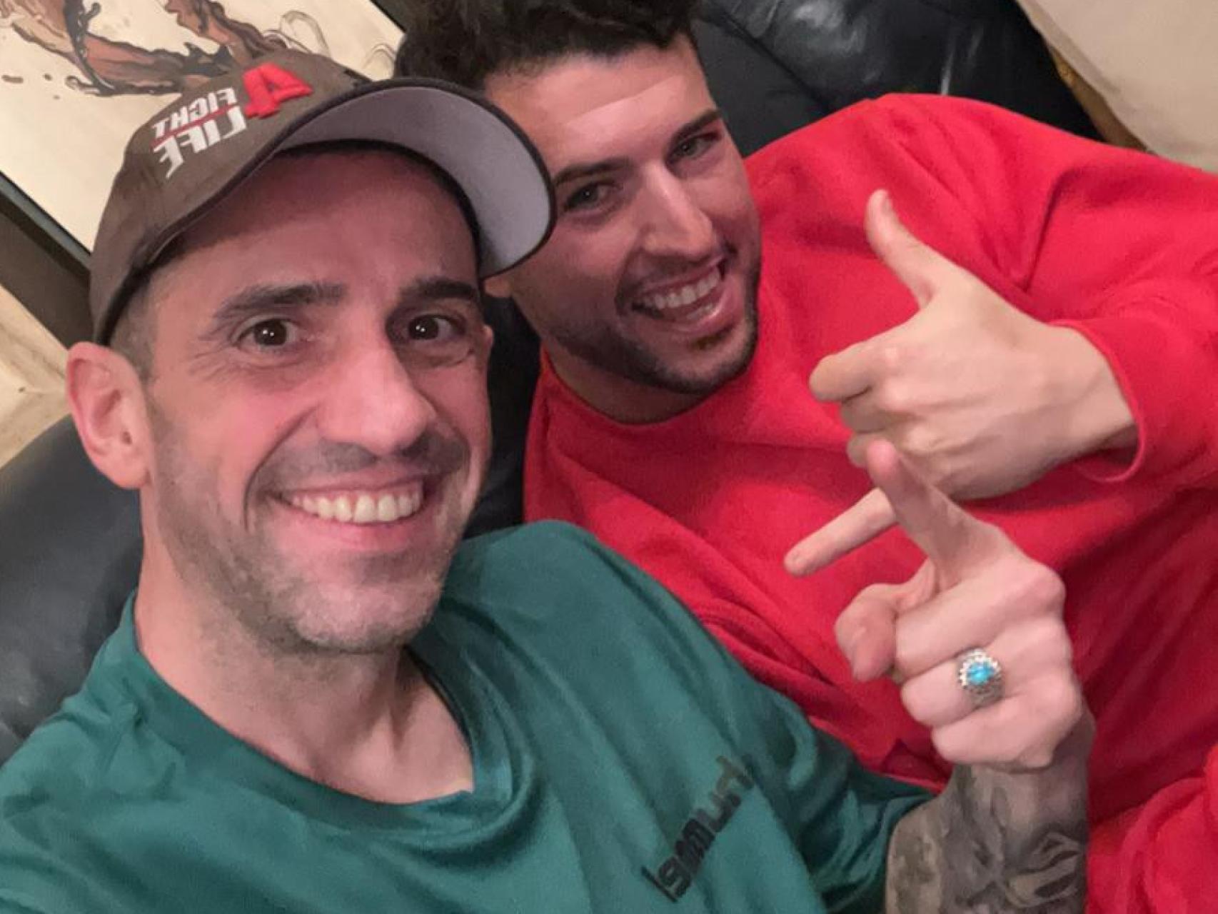 Santiago Sánchez Cogedor junto a su hermano tras llegar a casa.