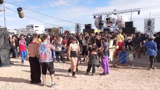Decenas de personas, este martes, frente a uno de los stages de la rave que se está celebrando en el circuito de velocidad de Fuente Álamo.