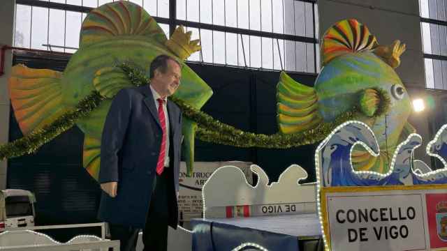 El regidor olívico visitando el montaje de las carrozas.